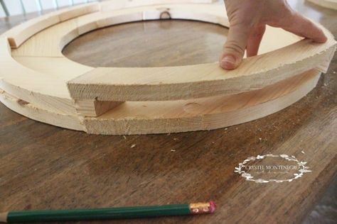 Easy DIY Round Picture Frame or Mirror made from Wood Round Picture Frames, Picture Shelves, Diy Picture Frames, Painted Sticks, Diy Mirror, Bedroom Night Stands, Wood Glue, A Mirror, Diy Frame