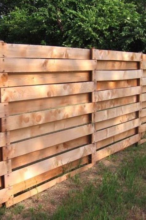 Diy Privacy Fence, Rustic Fence, Privacy Fence Designs, Pallet Fence, Diy Fence, Front Yard Fence, Easy Backyard, Privacy Fences, Fence Lighting