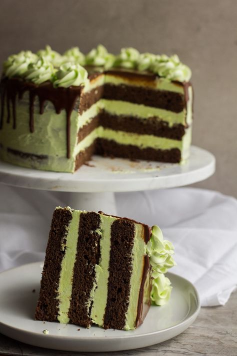 This Mint Julep Layer Cake is a delicious, moist chocolate bourbon cake with a mint swiss buttercream and chocolate ganache drip. Perfect for Derby Day or anyone that loves mint juleps! Easy Mint Chocolate Cake, Mint Chocolate Cake Birthday, Chocolate Mint Layer Cake, Chocolate Cake With Mint Frosting, Andes Mint Chocolate Cake, Chocolate Bourbon Cake, Mint Chocolate Recipes, Chocolate Covered Strawberry Cheesecake, Bourbon Cake