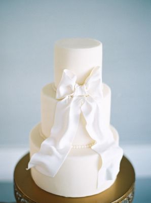 Bow Wedding Cake, Wedding Cake With Fondant, Bow Photography, Wedding Cakes White, Bow Wedding Cakes, People Staring, Vintage Mansion, 2024 Wedding Trends, Fondant Bow