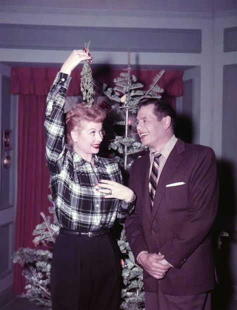 25 Rare Photos Of "I Love Lucy" In Color Lucy Ricardo, Christmas Tv Shows, The Facts Of Life, Hollywood Christmas, I Love Lucy Show, Lucille Ball Desi Arnaz, Lucy And Ricky, Facts Of Life, Desi Arnaz