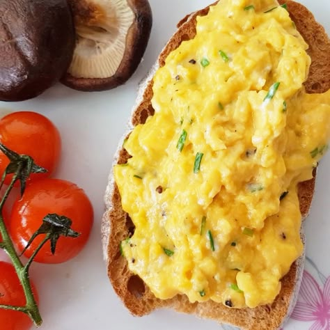 KitchenTigress: Gordon Ramsay's Scrambled Eggs Gordon Ramsay Eggs, Gordon Ramsay Scrambled Eggs, Gordon Ramsay Dishes, Gordon Ramsey Recipes, Egg Sandwich Recipe, Gordon Ramsay Recipe, Creamy Scrambled Eggs, Scrambled Eggs Recipe, Chef Gordon