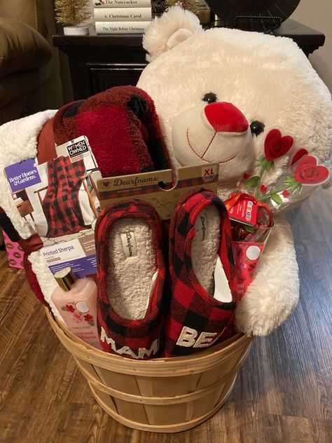 Cute Christmas Baskets For Girlfriend, Couple Baskets Gift, Gift Baskets For Anniversary, Bday Basket For Him, Cute Valentines Day Gifts For Boyfriend Baskets, Christmas Gift Baskets For Girlfriend, Bf Christmas Gifts Basket, Christmas Basket Ideas For Girlfriend, Gift Basket For Boyfriend Valentines