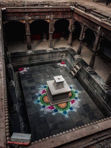 Wada Style Interior, Old Wada Architecture, Maratha Architecture Wada, Maratha Aesthetics, Wada House Design, Maharashtrian Architecture, Wada Architecture Maharashtrian, Haveli House India, Maharashtra Aesthetic