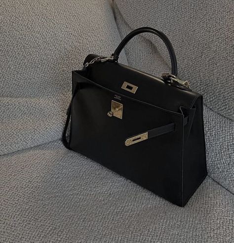 Black Kelly, Lux Fashion, Kelly Sellier, Hermes Kelly Bag, Brand Loyalty, Kelly Bag, Gold Bag, Black Luxury, Fancy Bags