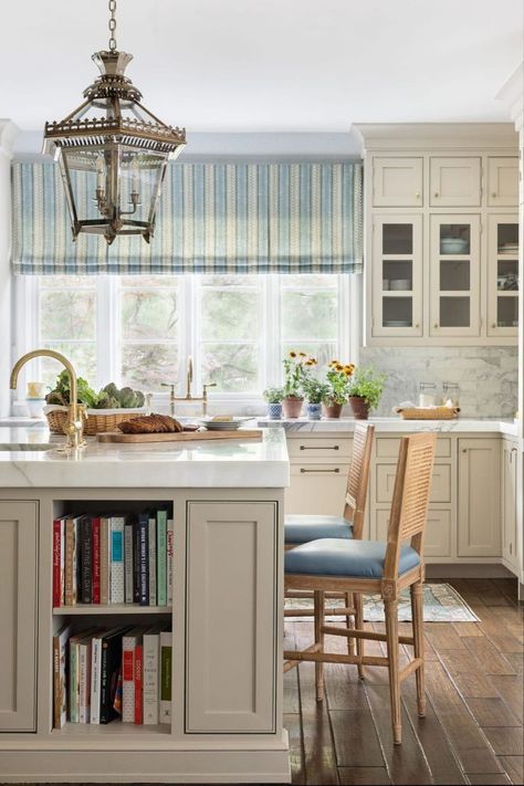 Breakfast Bay Window Ideas, England Lifestyle, Decor Ideas Kitchen, Wallpaper Kitchen, Glam Pad, English Interior, Appliances Kitchen, Kitchen Decor Ideas, Classic Kitchens