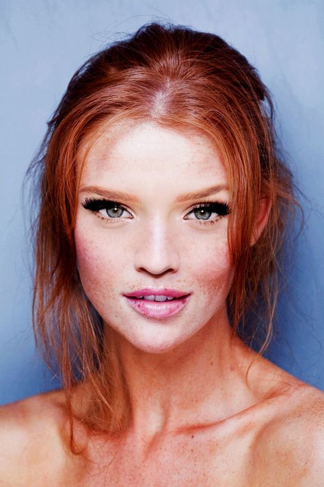 Model with red hair and green eyes. Models With Freckles, Woman With Red Hair, Cintia Dicker, Red Hair Blue Eyes, Beautiful Freckles, Natural Red Hair, Freckles Girl, Redhead Beauty, Victorias Secret Models