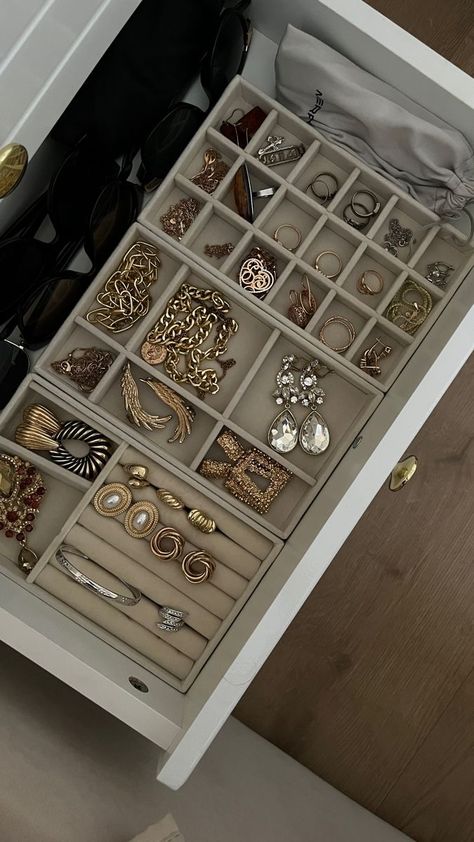 Room Organization Bedroom, Jewelry Tray Organizer, House Organisation, Dream Apartment Decor, Home Organisation, Dream Apartment, Room Makeover Bedroom, Room Makeover Inspiration, Room Ideas Bedroom