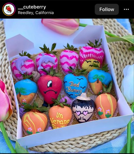 Baby Yoda Chocolate Covered Strawberries, Bad Bunny Birthday Party Ideas, Bad Bunny Chocolate Covered Strawberries, Bad Bunny Desserts, Bad Bunny Strawberries, Birthday Treat Boxes Ideas Sweets, Bad Bunny Cake Ideas, Bad Bunny Party Theme Ideas, Quinceañera Food