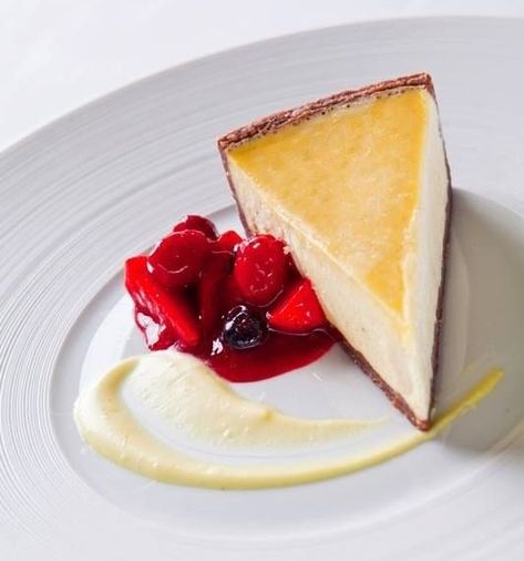 Italian Fine Dining, The Best Cheesecake, Fine Dining Desserts, Gourmet Food Plating, Food Plating Techniques, Dinner Delicious, Dessert Presentation, Best Cheesecake, Dessert Plating