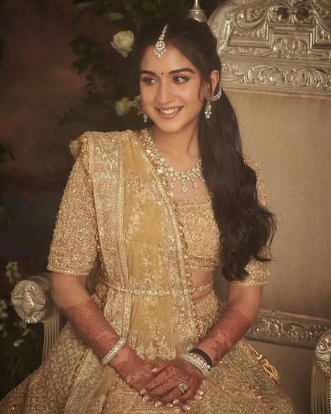 Dolly Jain 🇮🇳 on Instagram: "Golden Glow @radhikamerchant looking ethereal in @abujanisandeepkhosla for her Engagement Celebrations yesterday ✨ Gave the dupatta, lehenga and blouse, limelight in equal measure with this classic hands free drape 🫶🏻 Safe to say - she looked effortless and absolutely spectacular 🤍 Draped By : @dolly.jain Outfit : @abujanisandeepkhosla MUA : @shaanmu Hair : @sangeetahairartist Photos : @tarunvishwaofficial #RadhikaMerchant #RadhikaMerchantAmbani #AnantAmbani #E Golden Lehnga Look, Golden Engagement Lehenga, Engagement Bride Look Indian, Jewellery With Golden Lehenga, Golden Engagement Dress, Bride Engagement Look, Golden Lehnga Bride, Engagement Bride Look, Engagement Look Indian