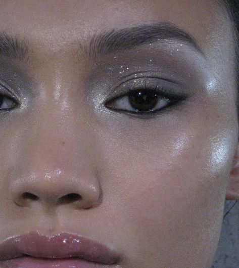 Small Eyelid Space Makeup, Pale Lips Makeup, Pink Metallic Makeup, Smudged Smokey Eye, Silver Aesthetic Makeup, White Shimmer Makeup, Mary Philips Makeup, 90s White Eyeshadow, Dark Green Makeup Looks Prom