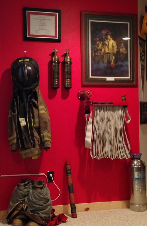 Fire wall ideas Firefighter Bar, Fire Dept Decor, Firefighter Man Cave, Firefighter Room, Firefighter Home Decor, Fire Gear, Firefighter Family, Firefighter Decor, Firefighter Love