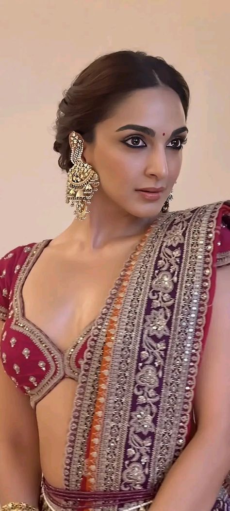 Kira Advani In Saree, Kiara Advani Photoshoot, Kiara Advani Saree, Nivetha Thomas, Hd Face, Kaira Advani, Bollywood Beautiful, Nora Fatehi, Night Biking