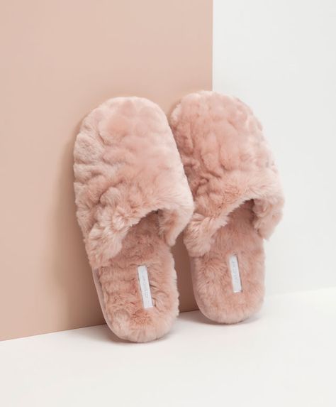 Winter slippers - OYSHO Cute Slippers, Winter Slippers, Slippers Shoes, Summer Slippers, Women Slippers, Slippers Cozy, House Slippers, Slipper Boots, Best Christmas Gifts