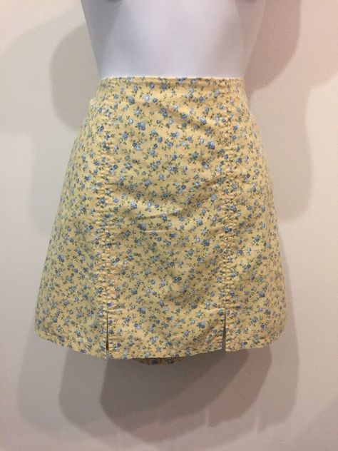 Floral Midi Skirt Outfit, Midi Skirt Outfits Summer, Blue Skirt Outfits, Skirt Outfit Summer, Pink Midi Skirt, Floral Print Midi Skirt, Midi Skirt Outfit, 00s Fashion, Print Mini Skirt