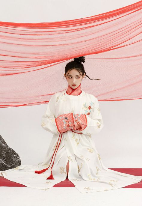 Chinese Photoshoot Ideas, Model Poses Photography Photo Shoots, Chinese New Year Photoshoot, Chinese Photoshoot, Hanfu Gallery, Hanfu Photoshoot, New Year Photoshoot, Vogue Photography, Hanfu Girl