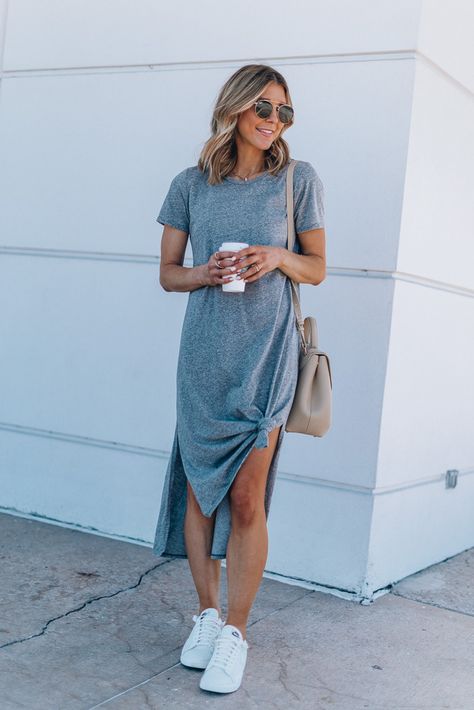 White Sneakers With Dress, White Sneakers Outfit, Ballerina Outfit, Grey Shirt Dress, Shirt Dress Outfit, White Tennis Shoes, Mode Casual, Sneakers Outfit, Tee Dress