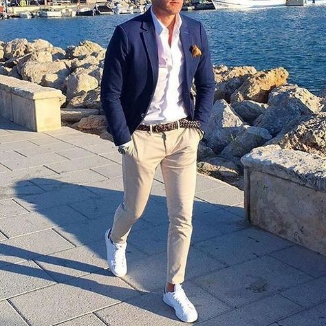 tan pants, a white shirt, a navy blazer and white sneakers that create a more modern look Wedding Guest Outfit Men, Wedding Guest Men, Stylish Business Outfits, Beach Wedding Outfit, Beach Outfit Men, Blazer Outfits Men, Wedding Outfit Men, Mens Fashion Blazer, Traje Casual