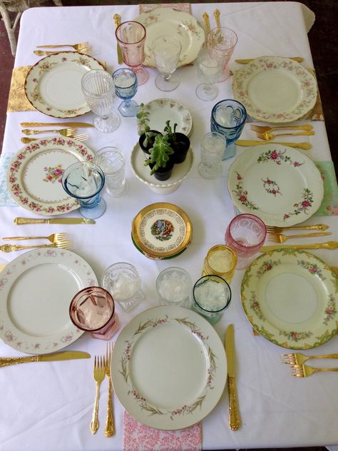 Mismatched china in many colors and themes. Vintage China Place Setting, Colorful China Plates, Mismatch Table Cloths Wedding, Vintage Tableware Table Settings, Dinner Party Plate Setting, Mix Match Dinnerware Table Settings, Vintage Tablescapes Mismatched China, Mismatched Vintage Plates, Mismatched Dinner Plates