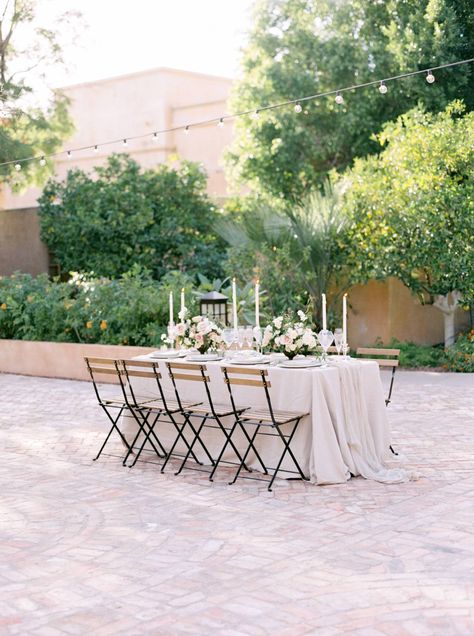 Elegant Al Fresco bridal shoot at the Royal Palms in Phoenix | Phoenix Wedding Inspiration Desert Inspired Wedding, Beautiful Desert, Table Bistrot, Wedding Sparrow, Handmade Table Runner, Phoenix Wedding, Desert Wedding, Wedding Table Settings, Wedding Tablescapes