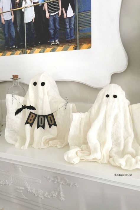 Ghost Tutorial, Diy Halloween Ghosts, Outside Halloween Decorations, Diy Halloween Party, Halloween Party Decor Diy, Ghost Crafts, Halloween Decor Diy, Halloween Mantle, Halloween Ghost Decorations