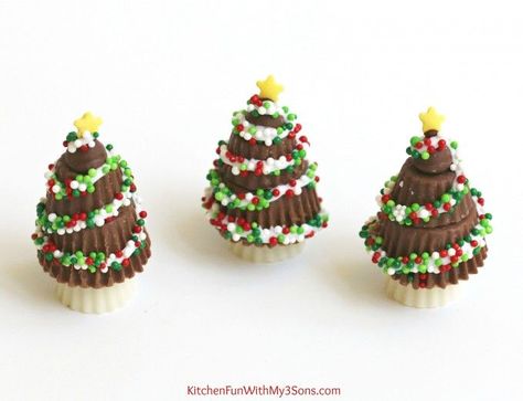 Reese's Peanut Butter Cup Christmas Trees....these are super easy & fun treats that the Kids will love for the Holidays! Sugar Free Christmas Treats, Creative Christmas Food, Cracker Barrel Chicken, Peanut Butter Dessert Recipes, Easy Holiday Treats, Candy Christmas Tree, Edible Crafts, Peanut Butter Balls, No Bake Bars