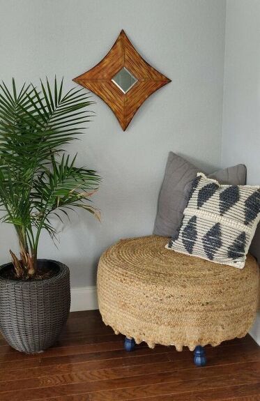 We love this DIY project, cheap, easy and environmentally friendly! How to make an ottoman from an old tire for living room, bedroom or entryway for cheap. Tire Ottoman, Repurposed Tire, Diy Carport, Tire Craft, Diy Ottoman, Stylish Ottomans, Diy Spring Wreath, Wood Accent Wall, Old Tires