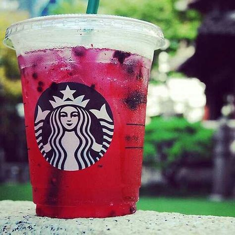 Red Starbucks Drink, Hibiscus Refresher, Very Berry Hibiscus Refresher, Tropical Drink Recipes, Berry Hibiscus, Coffee Bean Roasters, Easy Summer Cocktails, Starbucks Secret Menu Drinks, Starbucks Secret