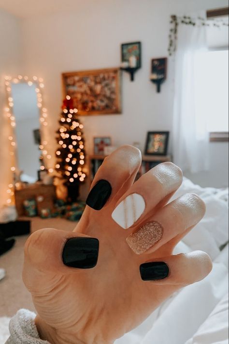 Black Gold White Christmas, Aesthetic Nails Christmas, Nails Christmas Simple, Nail Ideas For New Years, Christmas Nails Aesthetic, Christmas Nails Short, White Christmas Nails, Holiday Nail Ideas, Simple Christmas Nails