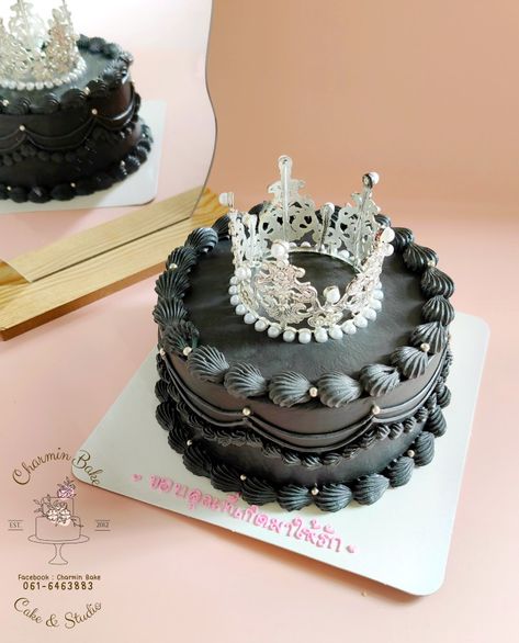 Black Cake With Crown, Korean Cake, Crown Cake, Black Birthday, Luxurious Life, Korean Birthday, Black Crown, Black Mamba, Vintage Cake