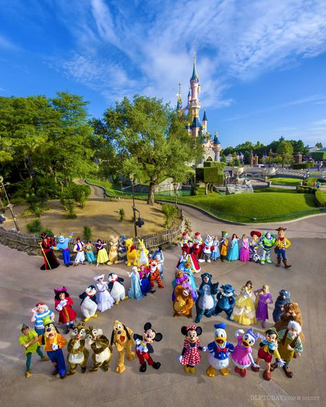 Disney Characters Disneyland Paris 25 photoshoot in front of Sleeping Beauty Castle #travel #traveltips #travelphotography #travelblogger #traveldestinations #france #paris Chateau Disney, Paris In January, Paris Ideas, Disney Amor, Deco Disney, Mouse Character, Disney World Pictures, Disney World Characters, Disney Paris