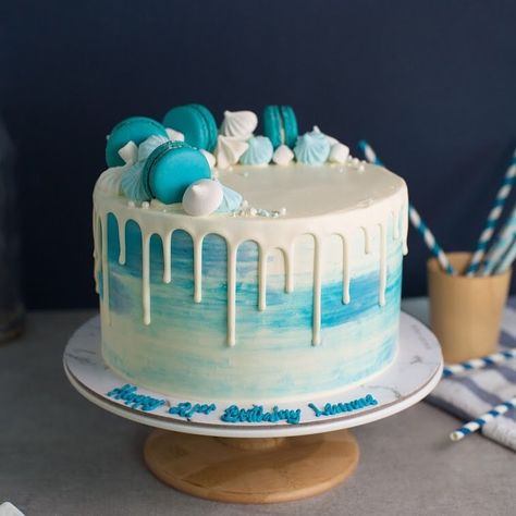 Baker's Brew Studio on Instagram: “Aqua blue swirls with white drips and macarons 🌊🌊” Macaron Birthday Cake, Reeces Cake, Macaron Birthday, Blue Birthday Cakes, 13 Birthday Cake, London Cake, Homemade Birthday Cakes, Birthday Cakes For Women, Blue Cakes