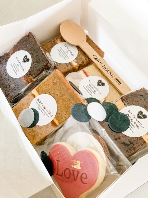 Cake Samples Packaging, Bakery Sample Box Ideas, Wedding Cake Sample Boxes, Wedding Cake Tasting Boxes, Cake Sample Boxes, Cake Tasting Boxes, Packaging For Baked Goods, Cake Slice Packaging, Dessert Boxes Packaging