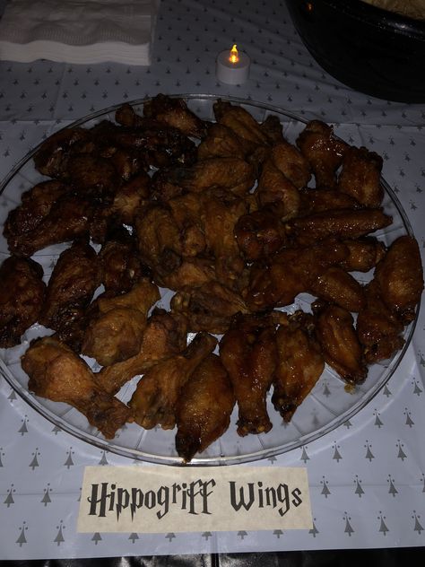 “Hippogriff wings” Food ideas for a Harry Potter Halloween party Harry Potter Theme Food, Harry Potter Weekend, Harry Potter Watch, Harry Potter Treats, Harry Potter Shower, Harry Potter Snacks, Wings Food, Harry Potter Parties Food, Harry Potter Movie Night