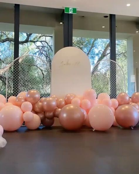 Balloon Floor Arrangements, Floor Balloon Arrangements, Props Concept, Balloon Ideas, Balloon Arrangements, Bday Party, Event Decor, Floor Coverings, Balloons