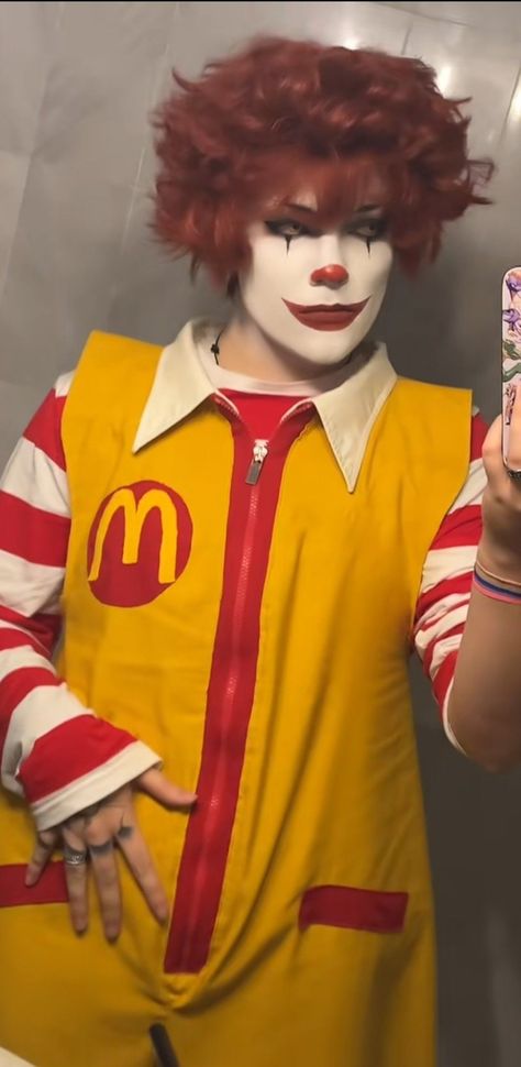 Ronald Mcdonald Clown Makeup, Clown Cosplay Male, Ronald Mcdonald Funny, Ronald Mcdonald Art, Ronald Mcdonald Makeup, Mcdonalds Clown, Ronald Mcdonald Cosplay, Mcdonald Cosplay, Ronald Mcdonald Fanart