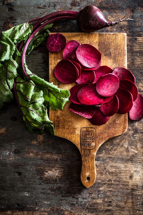 Veggie chips Beet Chips, Vegetables Photography, Raw Beets, Vegetable Chips, Dark Food Photography, Root Vegetable, Food Photography Inspiration, Food Photography Styling, Green Vegetables