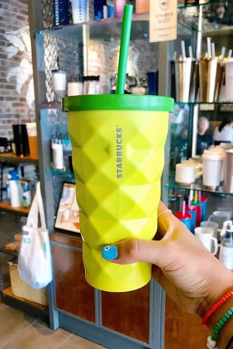 Copo Starbucks, Hawaii Pineapple, Starbucks Tumbler Cup, Pineapple Cup, Your Birthday Month, Pineapple Tumbler, Disney Starbucks, Personalized Starbucks Cup, Starbucks Kitchen