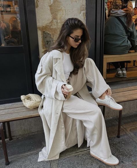 Cream Monochrome Outfit, Casual Dinner Outfits, Nyc Ootd, Chic Fall Outfit, Dinner Outfit Casual, Women's Coat Pattern, Cream Outfit, Outfit For Fall, Winter Fashion Outfits Casual