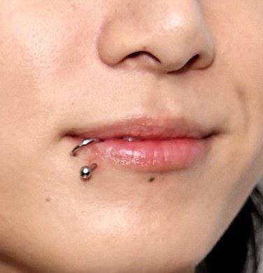 Side Labret Piercing, Piercing Boca, Side Labret, Jungkook Earrings, Jungkook Piercing, Jungkook 2023, Easy Doodle, Labret Piercing, Easy Doodle Art