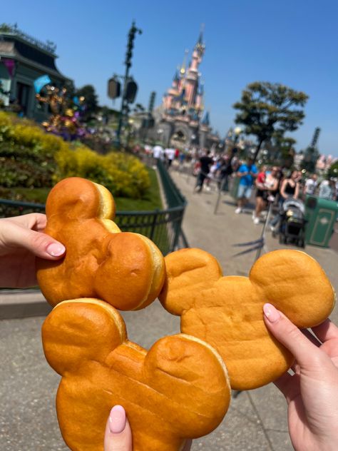 disneyland paris mickey mouse beignet Orlando Florida Disney, Paris Photo Ideas, Disney World Packing, Disney Universal Studios, Paris Family, Disney Photo Ideas, Disney World Pictures, Disneyland Food, Disney Paris