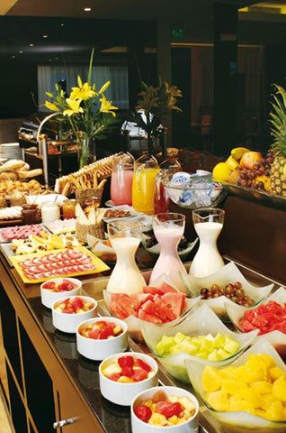 Breakfast Display, Breakfast Buffet Table, Hotel Breakfast Buffet, Breakfast Catering, Buffet Presentation, Buffet Set Up, Breakfast Party Foods, Hotel Buffet, Ideas For Breakfast