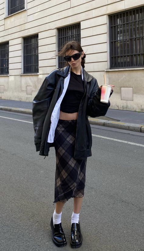 Taipei Street Style, Maxi Plaid Skirt, Plaid Maxi Skirt Outfit, Plaid Pencil Skirt Outfit, Platforms Outfit, Tartan Skirt Outfit, A Line Skirt Outfits, Plaid Skirt Outfit, Maxi Skirt Outfits