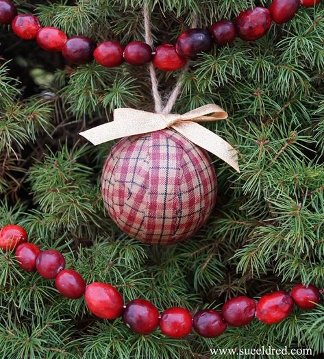 Homespun Rag Ball Ornament Cranberry Garland, Rag Balls, Making Ornaments, Rustic Ornaments, Diy Ornaments, Country Crafts, Fabric Ornaments, Creative Workshop, Old Fashioned Christmas