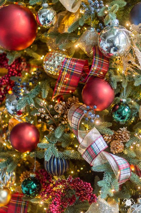 Plaid Themed Christmas, Tartan Plaid Christmas, Red Christmas Decor, Plaid Christmas Decor, Tartan Christmas, Plaid Christmas Tree, Gold Christmas Decorations, Christmas Tree Inspiration, Noel Christmas