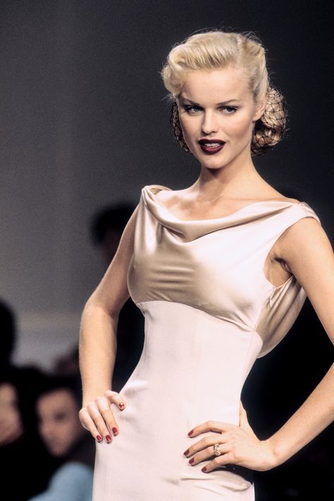 90s Supermodel Aesthetic, Supermodel Aesthetic, Eva Herzigova, Runway Gowns, Models 90s, Original Supermodels, Wedding Makeup Looks, Claudia Schiffer, Naomi Campbell