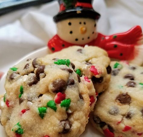 Christmas Chocolate Chip Sprinkles Butter Cookies #ChristmasSweetsWeek - Moore or Less Cooking Chocolate Chip Christmas Cookies, Christmas Chocolate Chip Cookies, Cookies With Sprinkles, Peppermint Marshmallows, Best Christmas Cookie Recipe, Easy Christmas Cookie Recipes, Easy Oatmeal, Christmas Sprinkles, Christmas Cookies Easy