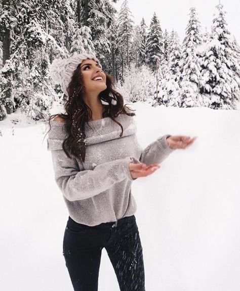 Winter Senior Pictures, Mode Au Ski, Snow Photoshoot, Shooting Ideas, Winter Portraits, Pose Inspiration, Winter Instagram, Snow Pictures, Snow Photography