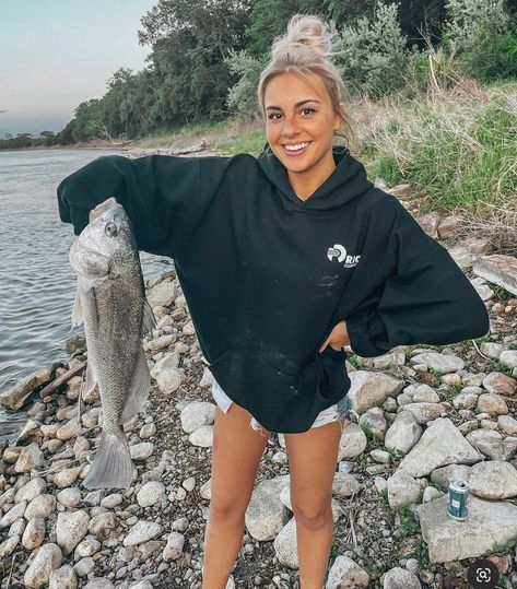 Fishing Fits Women, Fishing Pictures Instagram, Cute Fishing Pictures, Fishing Clothes For Women, Fishing Outfits For Women Summer, Fishing Date Outfit, Womens Fishing Outfit, Fishing Girl Aesthetic, Cute Fishing Outfit For Women